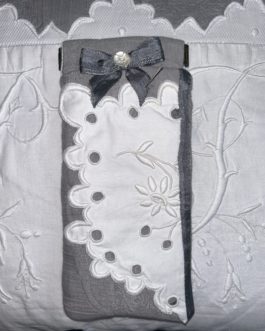 Petit étui à lunettes en tissu matelassé Gris et dentelle Richelieu.