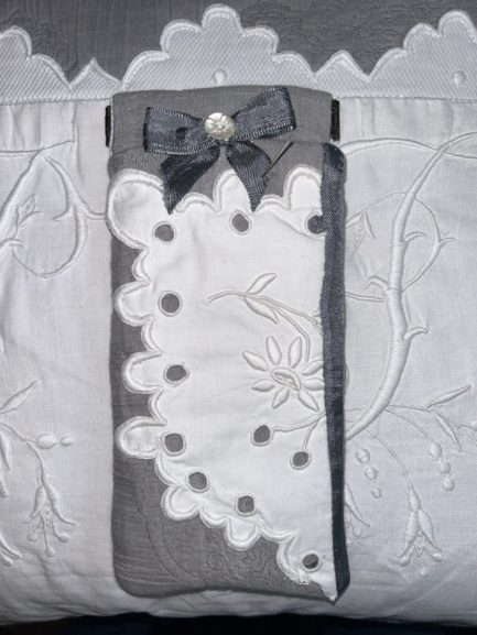 Petit étui à lunettes en tissu matelassé Gris et dentelle Richelieu.