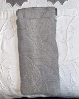 Petit étui à lunettes en tissu matelassé Gris et dentelle Richelieu.