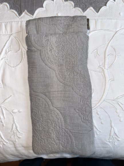 Petit étui à lunettes en tissu matelassé Gris et dentelle Richelieu. – Image 2