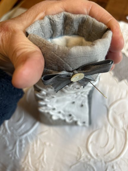 Petit étui à lunettes en tissu matelassé Gris et dentelle Richelieu. – Image 3