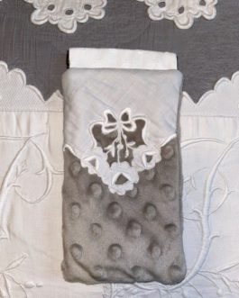 Petit étui à lunettes en tissu gaufré et dentelle fine.