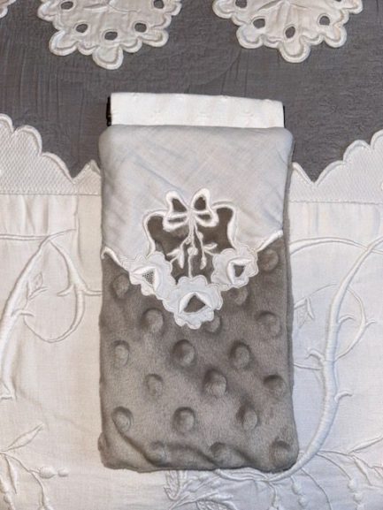 Petit étui à lunettes en tissu gaufré et dentelle fine.