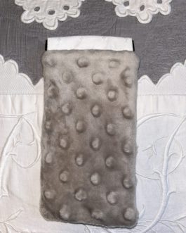 Petit étui à lunettes en tissu gaufré et dentelle fine.