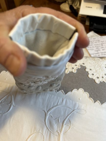 Petit étui à lunettes en tissu gaufré et dentelle fine. – Image 3