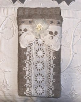 Petit étui à lunettes ‘Fleur’ et dentelle anglaise