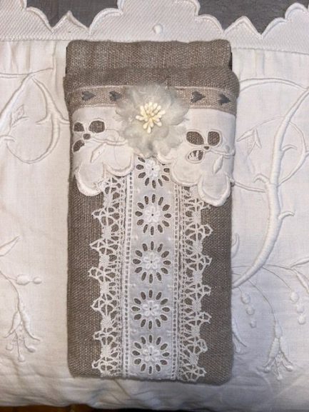 Petit étui à lunettes ‘Fleur’ et dentelle anglaise