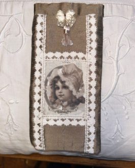 Petit étui à lunettes ‘’Poupée’’ en soie et dentelle.