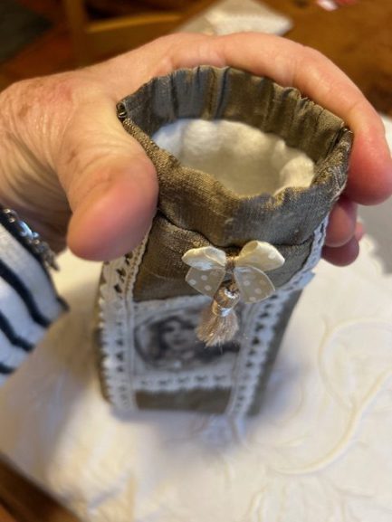 Petit étui à lunettes ‘’Poupée’’ en soie et dentelle. – Image 3
