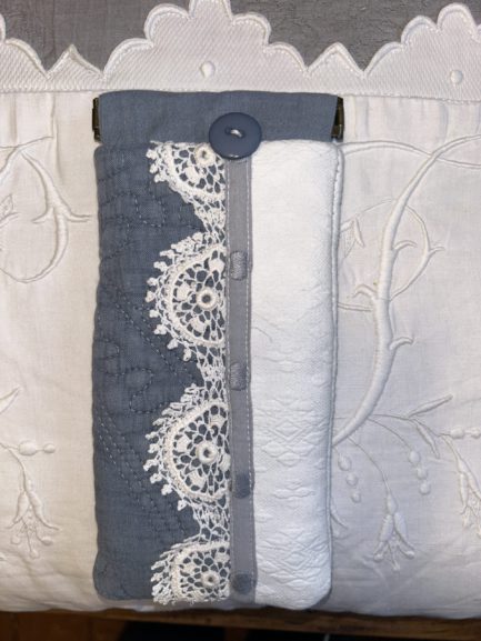 Petit étui à lunettes en tissu matelassé Bleu et piqué Blanc