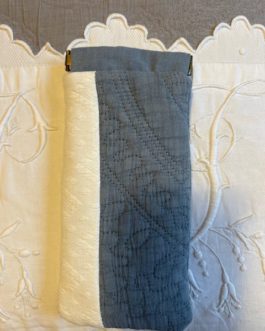 Petit étui à lunettes en tissu matelassé Bleu et piqué Blanc