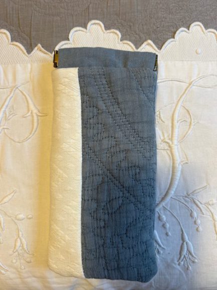 Petit étui à lunettes en tissu matelassé Bleu et piqué Blanc – Image 2