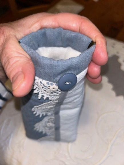 Petit étui à lunettes en tissu matelassé Bleu et piqué Blanc – Image 3