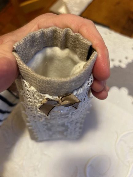 Petit étui à lunettes en lin, dentelle fine et perles – Image 3