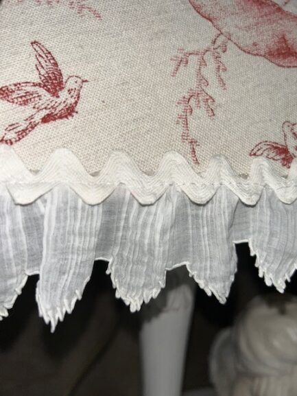 Lampe Petit Ange » en toile de Jouy. – Image 3