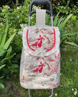 Chariot de courses en toile de Jouy rouge et taupe .