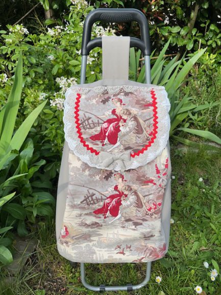Chariot de courses en toile de Jouy rouge et taupe .