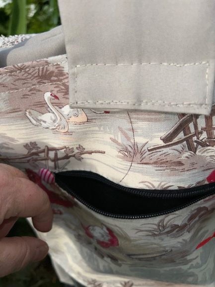 Chariot de courses en toile de Jouy rouge et taupe . – Image 4