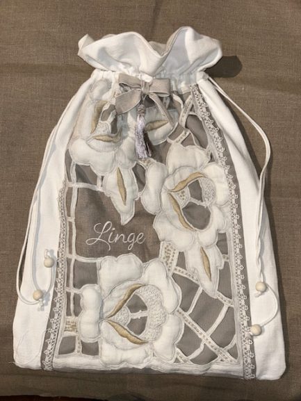 Sac à linge en dentelle ‘’grosses fleurs‘’