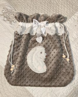 Sac à linge taupe décoré d un hérisson.