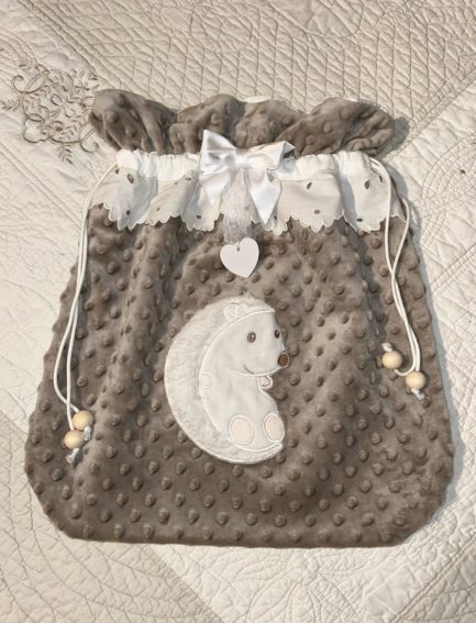 Sac à linge taupe décoré d un hérisson.