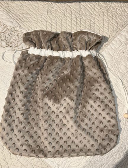 Sac à linge taupe décoré d un hérisson. – Image 2