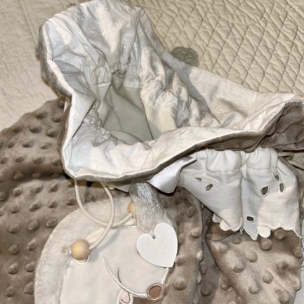 Sac à linge taupe décoré d un hérisson. – Image 3