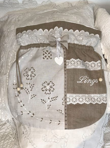 Sac à linge ‘’petit cœur ‘’ lin et broderie