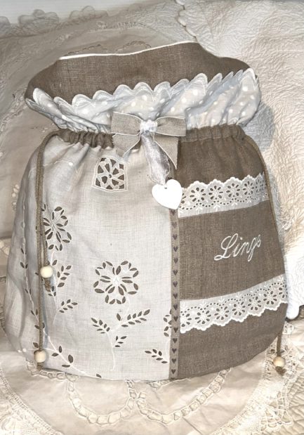 Sac à linge ‘’petit cœur ‘’ lin et broderie – Image 3