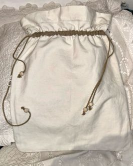 Grand sac à linge brodé écru.