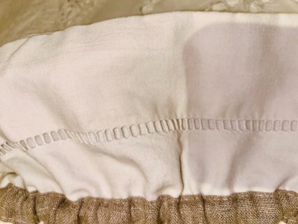Grand sac à linge brodé écru. – Image 3