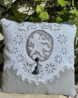 Grand coussin romantique, Angelot en dentelle Richelieu