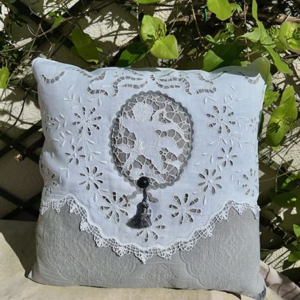 Grand coussin romantique, Angelot en dentelle Richelieu