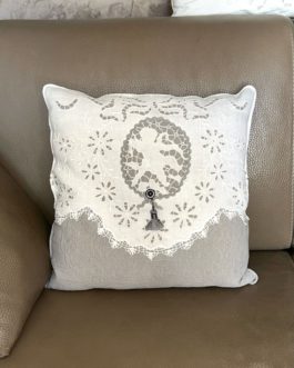 Grand coussin romantique, Angelot en dentelle Richelieu