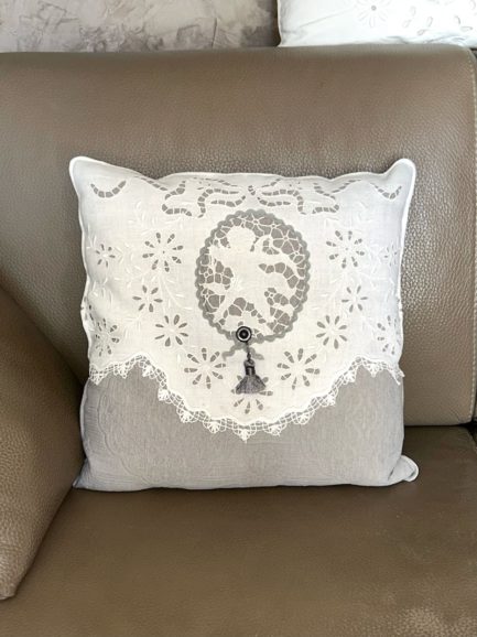Grand coussin romantique, Angelot en dentelle Richelieu – Image 2