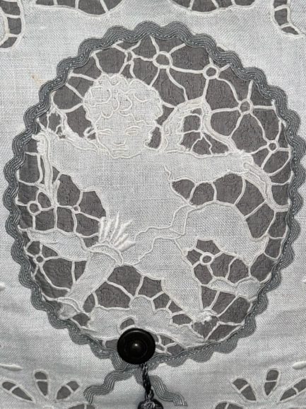 Grand coussin romantique, Angelot en dentelle Richelieu – Image 3