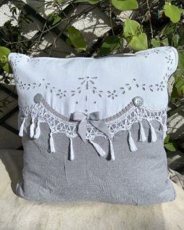 Grand coussin en dentelle et anglaise et pompons