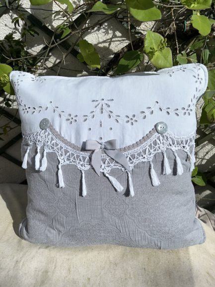 Grand coussin en dentelle et anglaise et pompons