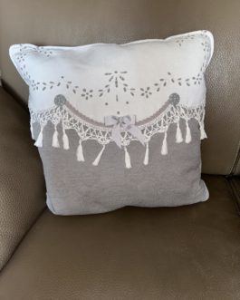 Grand coussin en dentelle et anglaise et pompons