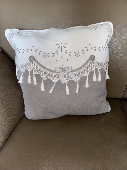 Grand coussin en dentelle et anglaise et pompons – Image 2