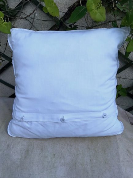 Grand coussin en dentelle et anglaise et pompons – Image 3