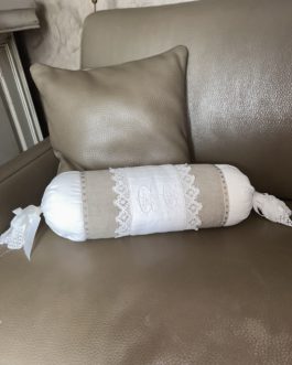 Grand coussin ‘’polochon‘’ monogramme