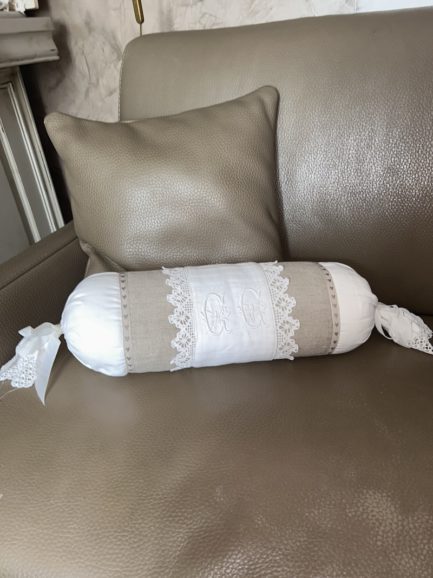 Grand coussin ‘’polochon‘’ monogramme