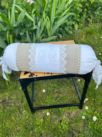 Grand coussin ‘’polochon‘’ monogramme – Image 2