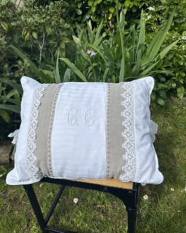 Grand coussin rectangulaire monogramme CC en lin