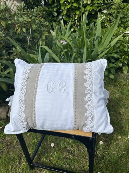 Grand coussin rectangulaire monogramme CC en lin