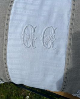 Grand coussin rectangulaire monogramme CC en lin