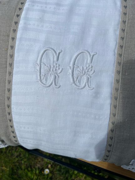 Grand coussin rectangulaire monogramme CC en lin – Image 2