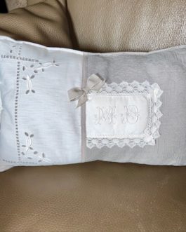 Coussin rectangulaire gris en tissu matelassé et monogramme MD