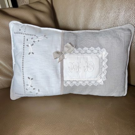 Coussin rectangulaire gris en tissu matelassé et monogramme MD